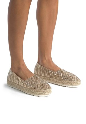 Lichtbeige espadrilles met een geweven jute zool, versierd met heldere strass-steentjes op de bovenkant, met een instapontwerp en een lage profiel.