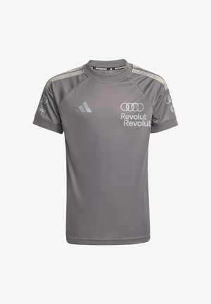 Szara sportowa koszulka z krótkim rękawem z logo Adidas, pierścieniami Audi, napisem sponsora Revolut oraz oznaczeniami Motorsport na kołnierzu i rękawach.
