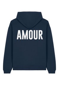 Tumši zils kapuci džemperis ar lieliem baltajiem uzrakstiem "AMOUR" aizmugurē, izgatavots no mīksta kokvilnas maisījuma ar ribu aprocēm un apakšmalu.