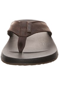 Infradito in pelle marrone con suola in gomma nera testurizzata e una fascia in tessuto. Presenta un piccolo logo "REEF" sulla fascia.