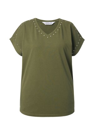 Olivegrünes T-Shirt mit kurzen Ärmeln aus weicher Baumwolle, mit einem V-Ausschnitt und dekorativen silbernen Nieten an den Schultern.