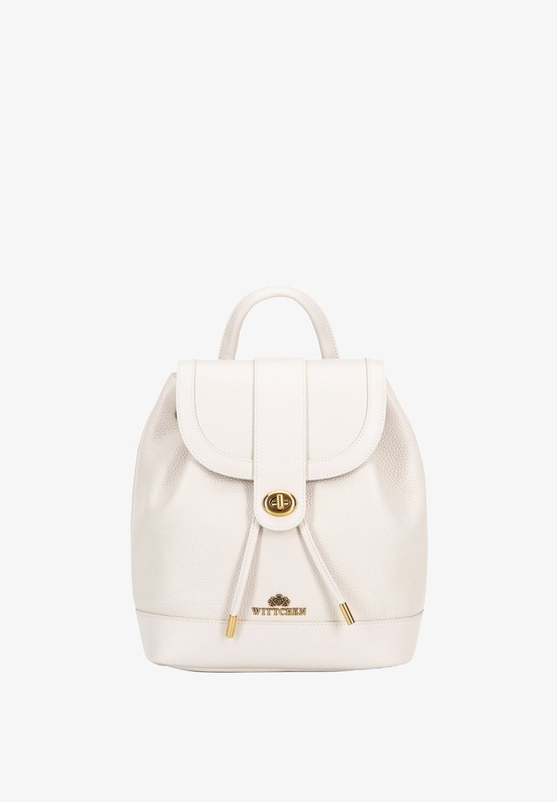 Mochila de cuero blanco con cierre de solapa, herrajes dorados y detalle de cordón. Acabado texturizado y logotipo en relieve en la parte frontal.