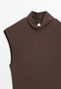 Robe marron sans manches avec un col montant, réalisée dans un tissu lisse et extensible. Comprend une couture centrale et des détails minimalistes.