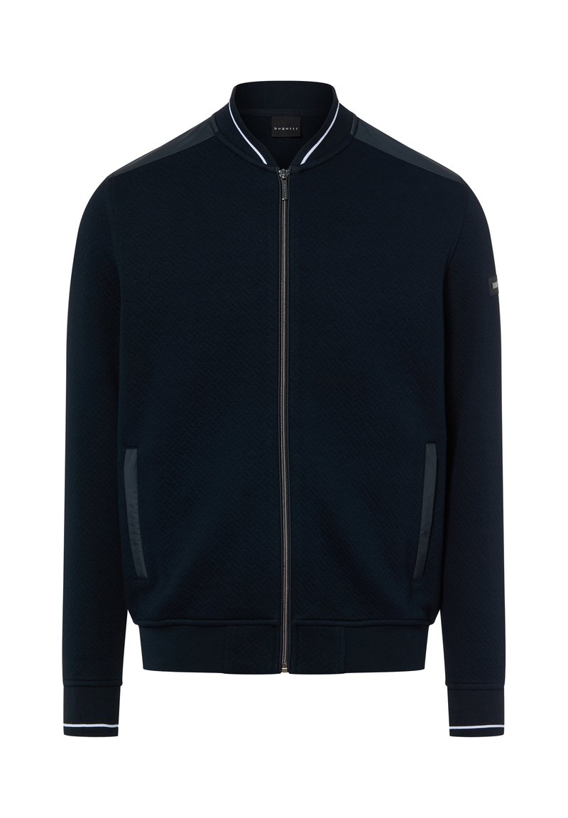Granatowa kurtka bomberka z teksturowanej tkaniny z zamkiem błyskawicznym, paskowanym kołnierzem i akcentami na rękawach. Posiada dwie boczne kieszenie oraz ściągacze na mankietach.