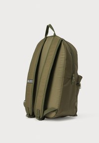 Στρατιωτικό πράσινο σακίδιο με επενδυμένους, ρυθμιζόμενους ιμάντες, δύο διαμερίσματα με φερμουάρ και επάνω λαβή για εύκολη μεταφορά. Υφασμάτινη ματ υφή.