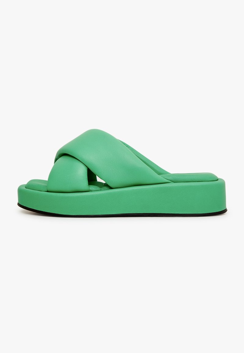 Groene platform slide sandalen met dikke, in elkaar verweven banden van soepel synthetisch materiaal en een geprofileerde zool voor grip.