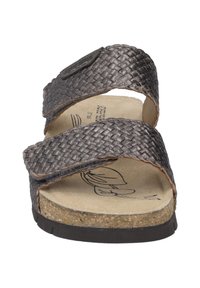 Braune gewebte Sandalen mit zwei Überkreuzriemen. Korkfußbett und schwarze Gummisohle. Auffällige Textur an den Riemen mit einem Logo-Tag an einem.