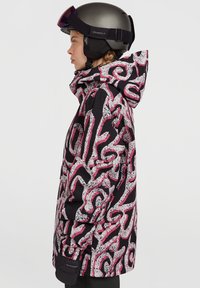 Skijack met een zwarte basis, voorzien van roze en zilveren abstracte patronen, een capuchon en een waterdicht materiaal. Accentueert een strakke pasvorm.
