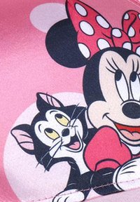 Minnie Maus Grafik auf pinkem Hintergrund mit einer schwarz-weißen Katze. Enthält eine gepunktete Schleife und lebendige Farben. Glatte Textur.