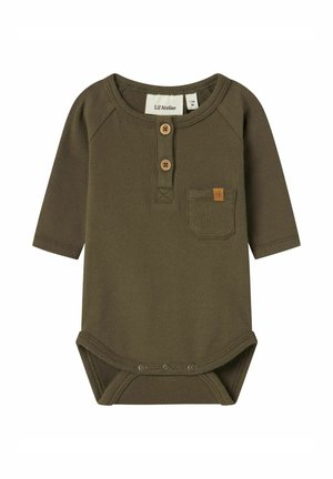Bodysuit de manga larga en verde oliva, hecho de algodón acanalado, con una tapeta de botones, un pequeño bolsillo en el pecho y cierres de presión en la parte inferior.