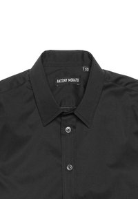 Camicia nera in cotone con colletto a punta, caratterizzata da una patta cucita e due bottoni neri. L'etichetta riporta "ANTONY MORATO."