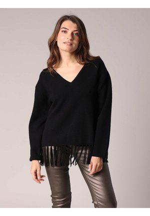 Pull en maille noir avec un col en V et des manches longues, doté d'un ourlet à franges. Associé à un pantalon slim en bronze métallique brillant.