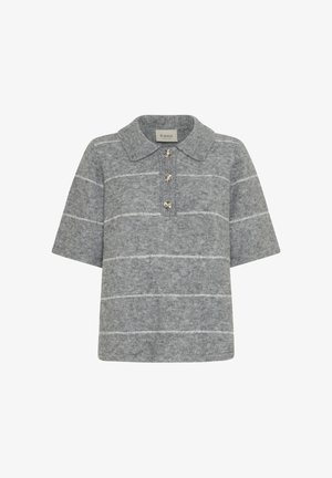 Pilka trumpų rankovių polo marškinėliai, pagaminti iš švelnios medžiagos, su horizontaliais baltais raštais ir trimis dekoratyviniais mygtukais ant apykaklės.