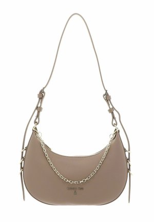 Sac bandoulière en cuir taupe en forme de croissant avec détail chaîne argentée et sangle réglable avec boucles.