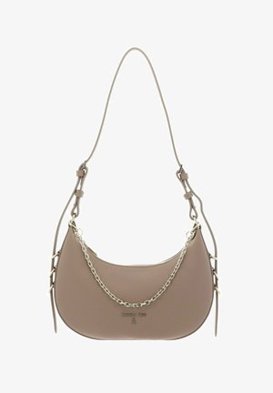 Sac bandoulière en cuir taupe en forme de croissant avec détail chaîne argentée et sangle réglable avec boucles.