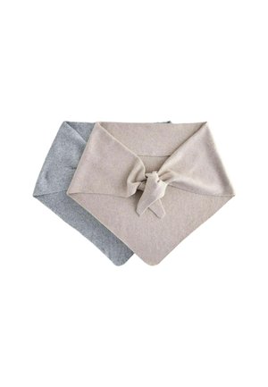 Zwei gefaltete Strickhalswärmer, einer beige und in einem Knoten gebunden, der andere grau, übereinander auf einem weißen Hintergrund ausgelegt.