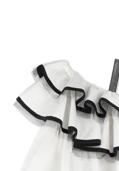 Un haut blanc avec un col froncé bordé de noir et une superposition noire transparente. Le tissu est lisse avec un design structuré.