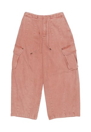 Pantalones cortos cargo de color rosa con cordón delantero, dos bolsillos laterales con solapa y detalles de paneles cosidos, mostrados extendidos sobre un fondo blanco.