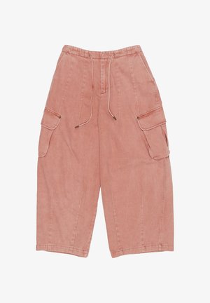 Shorts cargo rosa con coulisse frontale, due tasche laterali con patta e dettagli a pannello cucito, mostrati distesi su sfondo bianco.