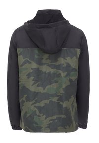 Camouflage capuchonjack met een zwart bovenstuk en groene patronen. Voorzien van elastische manchetten en een soepele, waterdichte stof.