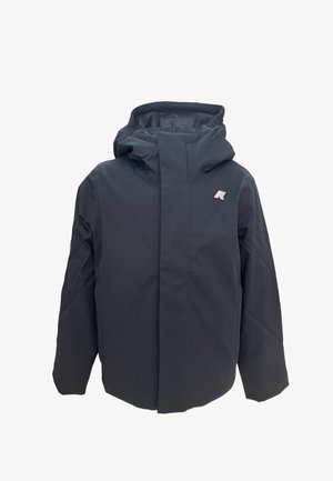 Czarna wodoodporna kurtka z kapturem, z zapięciem na suwak z przodu i małym logo na górnej lewej piersi. Gładka, matowa tekstura.