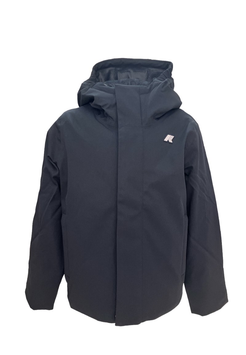 Czarna wodoodporna kurtka z kapturem, z zapięciem na suwak z przodu i małym logo na górnej lewej piersi. Gładka, matowa tekstura.