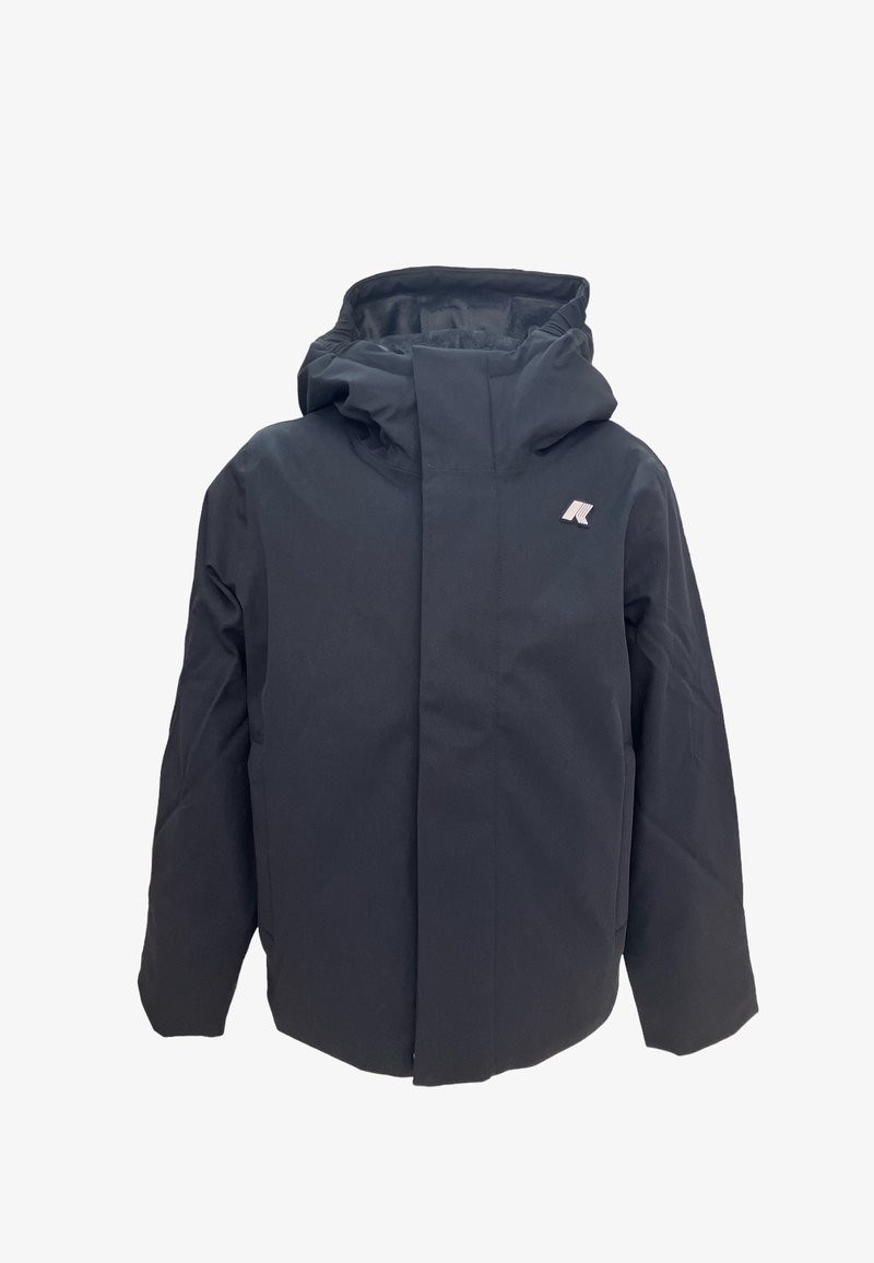 Czarna wodoodporna kurtka z kapturem, z zapięciem na suwak z przodu i małym logo na górnej lewej piersi. Gładka, matowa tekstura.