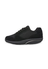 Scarpa atletica MBT nera con lacci frontali, tomaia in rete e camoscio, e suola spessa e imbottita con design del tallone curvo.