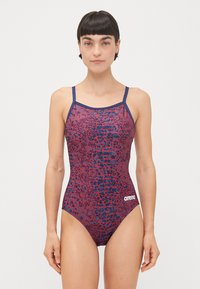 Costume da bagno intero rosso e blu navy con un motivo testurizzato a stampa animale, spalline sottili e un logo bianco sull'anca.