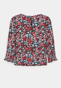 Blusa floreale in tessuto nero, con un motivo colorato di fiori rossi, rosa e blu. Maniche lunghe con polsini arricciati e dettaglio a chiave sul retro.