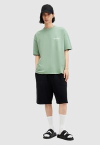 AllSaints ACCESS CREW - Apdrukāts T-krekls - shamrock green