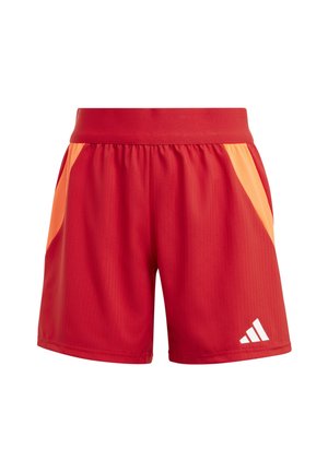 Rote Sportschorts aus leichtem Stoff, mit orangen Akzenten, elastischem Bund und einem weißen Adidas-Logo auf der unteren linken Seite.