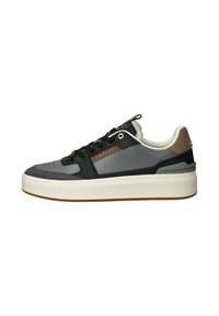 Sneaker met een mix van grijze en zwarte texturen, voorzien van een dikke witte zool, ronde veters en een bruin suède accent op de hiel.