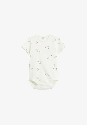 Hvid babybodystocking med korte ærmer med små kirsebær- og pæremønstre, trykknapper i bunden og ved skulderen for nem påklædning.