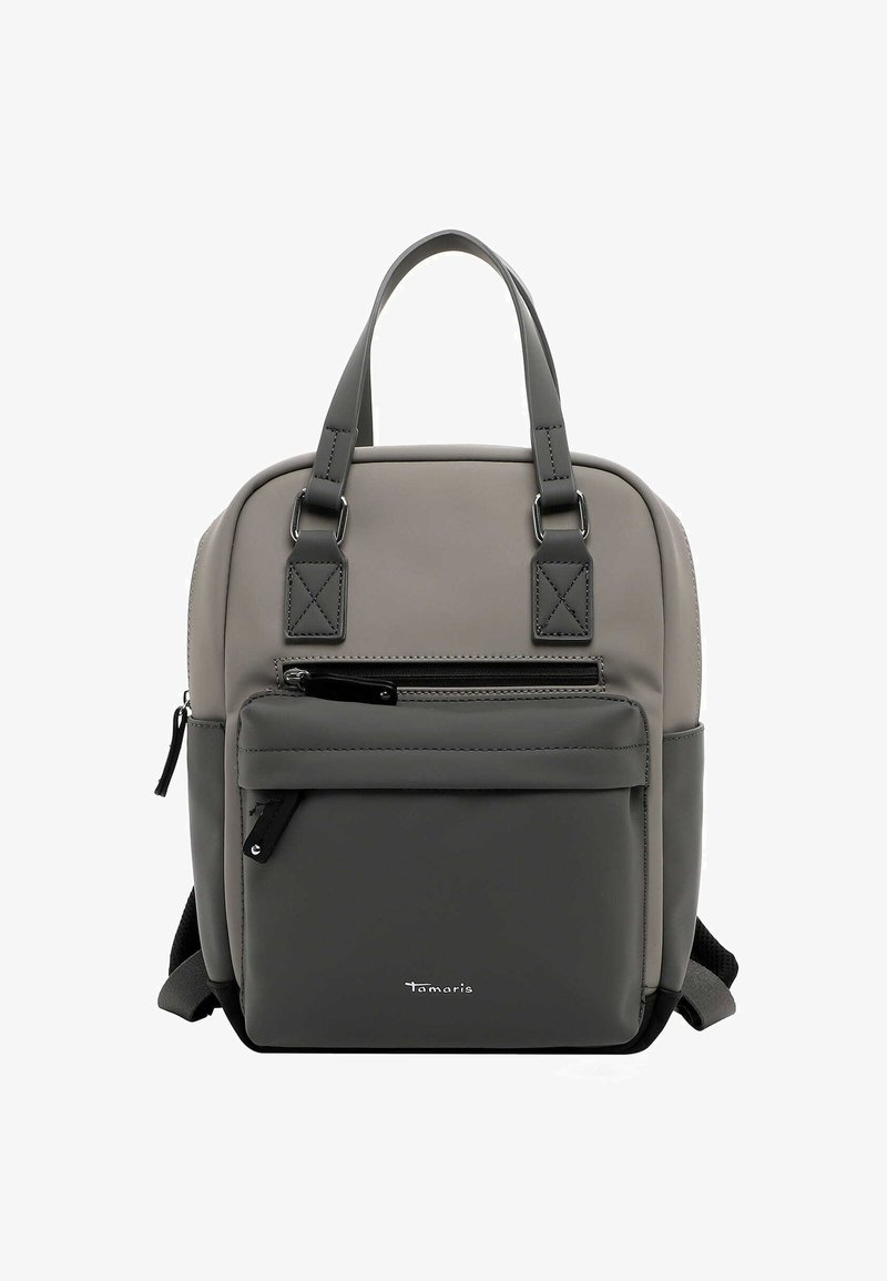 Szary i beżowy plecak syntetyczny z podwójnymi krótkimi uchwytami, przednią kieszenią na zamek i regulowanymi paskami na plecy. Posiada gładką teksturę i detal z logo.