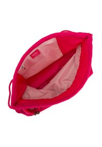 Bolsa de tela fucsia con una textura suave, que cuenta con un forro rosa y un bolsillo con cremallera. Cierre con cordón y acentos decorativos.