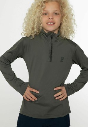 Donkergroene, lange mouwen shirt met een halve ritskraag, voorzien van een zwart logo op de borst en een gladde, rekbare stof.