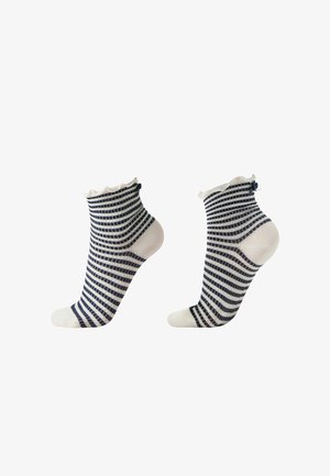 Skarpety dzianinowe do kostki w poziome granatowe i białe paski, z falbankami na górze oraz jednolitymi białymi piętami i palcami, widoczne z bocznego widoku.