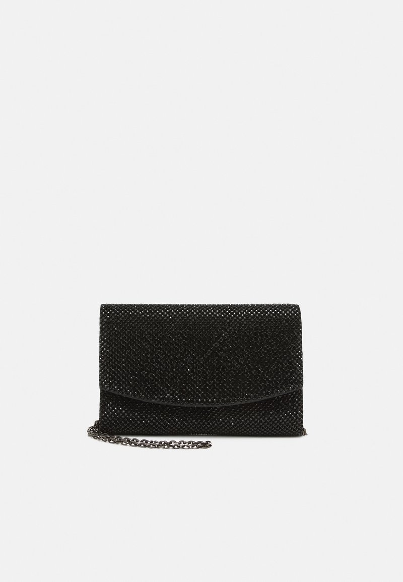 Pochette rectangulaire noire recouverte de petites perles brillantes avec une bandoulière en chaîne argentée sur un fond blanc.