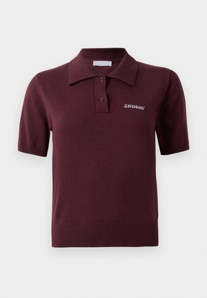 Bordový polo tričko s krátkým rukávem, s žebrovaným límcem a lemem, s dvěma knoflíky a vyšitým nápisem "2ND DAY" na levé hrudi.