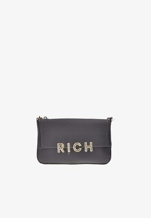 Borsa a pochette in pelle nera con lettering dorato "RICH", superficie testurizzata, chiusura con zip e tracolla per maggiore versatilità.