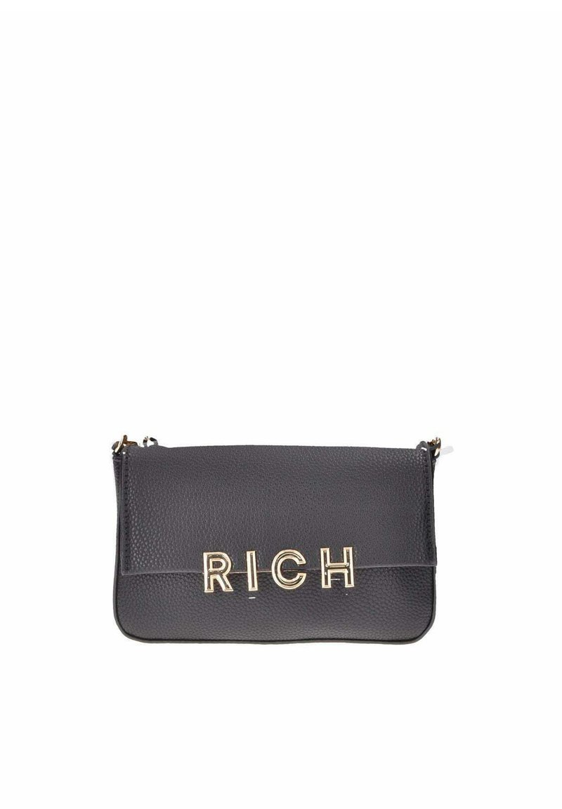 Borsa a pochette in pelle nera con lettering dorato "RICH", superficie testurizzata, chiusura con zip e tracolla per maggiore versatilità.