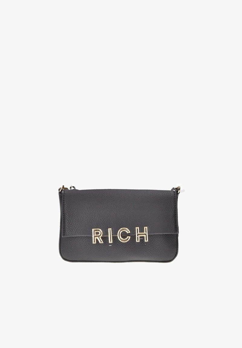 Zwarte leren clutch met gouden "RICH" opdruk, textuur oppervlak, ritsluiting en zijband voor veelzijdigheid.