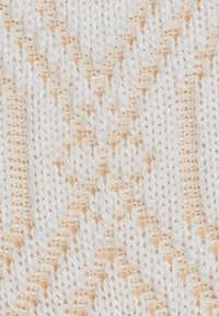 Weißer Strickstoff mit einem strukturierten Zickzackmuster und offenen Gewebebereichen, der ein leichtes und luftiges Aussehen präsentiert.