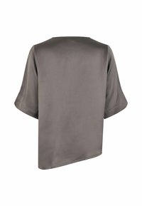Blouse courte en satin gris avec ourlet asymétrique et manches courtes vue de dos sur fond blanc.