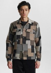 AKOSCAR PATCHWORK OVER - Košeľa - incense