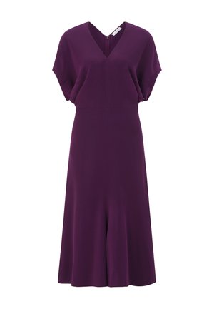 V-veida kakla kleita tumši violetā krāsā. Īsās piedurknes ar brīvu piegriezumu un izplatītu apakšu. Gluda tekstūra, vidēja garuma griezums un aizmugurēja rāvējslēdzēja aizdare.