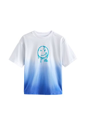 Biały t-shirt z krótkim rękawem, z niebieskim gradientem na dole i turkusową grafiką uśmiechniętej twarzy ze ściekającą farbą na piersi.