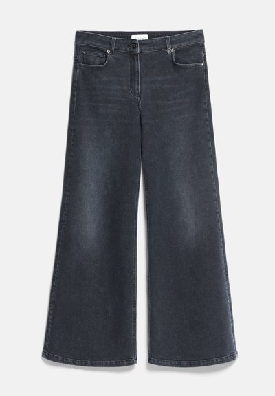 Jean en denim noir à jambes larges avec poches avant et arrière, fermeture par bouton et détails subtils de délavage.