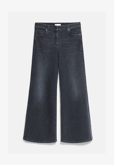 Jean en denim noir à jambes larges avec poches avant et arrière, fermeture par bouton et détails subtils de délavage.